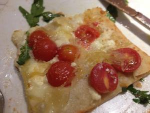 pizza de queso de cabra con cebolla caramelizada 