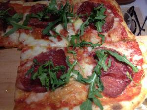 pizza de bresaola con rúcula