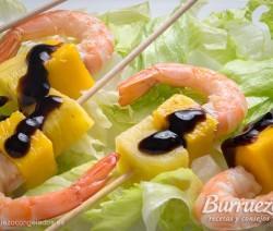 Brocheta de langostino, mango y piña Receta para hacer una brocheta de langostino, con mango y piña.
