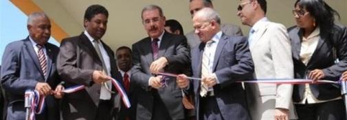 Danilo inaugura hospital en Salinas de Barahona.