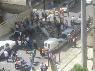 EL RECREO Camioneta choca con auto e impacta contra 2 autos y vuelca