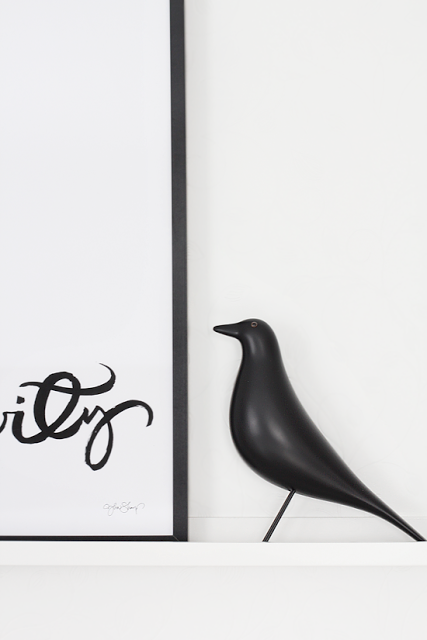 UN SALON EN GRIS Y NEGRO CON DETALLES EN CUERO