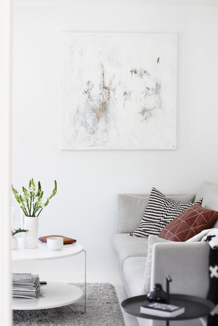 UN SALON EN GRIS Y NEGRO CON DETALLES EN CUERO