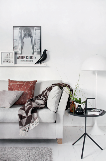 UN SALON EN GRIS Y NEGRO CON DETALLES EN CUERO