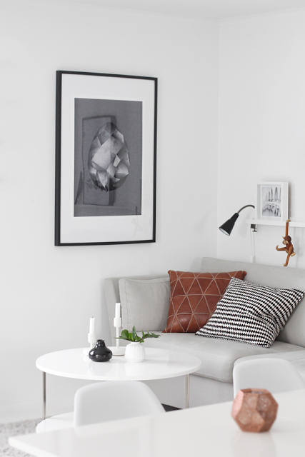 UN SALON EN GRIS Y NEGRO CON DETALLES EN CUERO