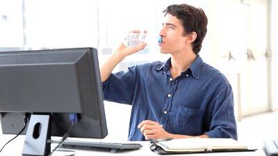 Por qué no deberías tener una botella de agua en tu puesto de trabajo