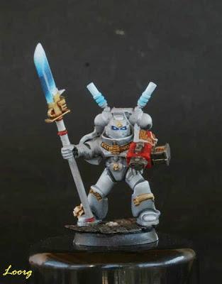 Vista delantera del segundo marine de la Escuadra interceptora de los Caballeros Grises