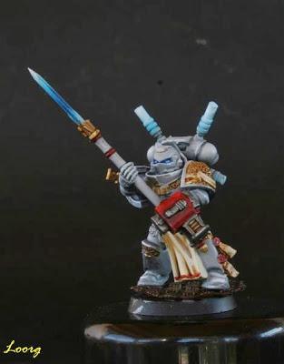 Vista delantera del Justicar de la Escuadra interceptora de los Caballeros Grises