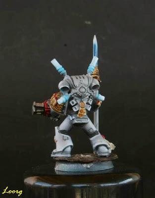 Vista trasera del segundo marine de la Escuadra interceptora de los Caballeros Grises