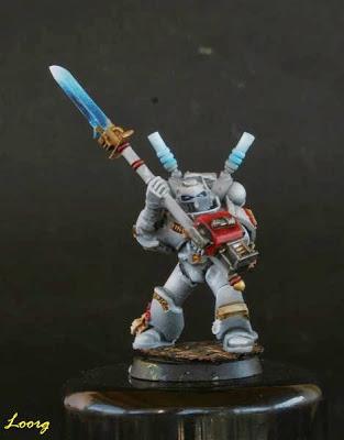 Vista delantera del primer marine de la Escuadra interceptora de los Caballeros Grises