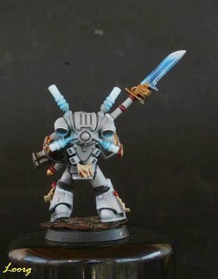 Vista trasera del tercer marine de la Escuadra interceptora de los Caballeros Grises