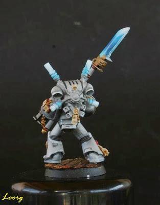 Vista trasera del primer marine de la Escuadra interceptora de los Caballeros Grises