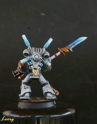 Vista trasera del cuarto marine de la Escuadra interceptora de los Caballeros Grises