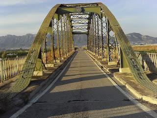 Un puente, monumento a la ineptitud de los políticos