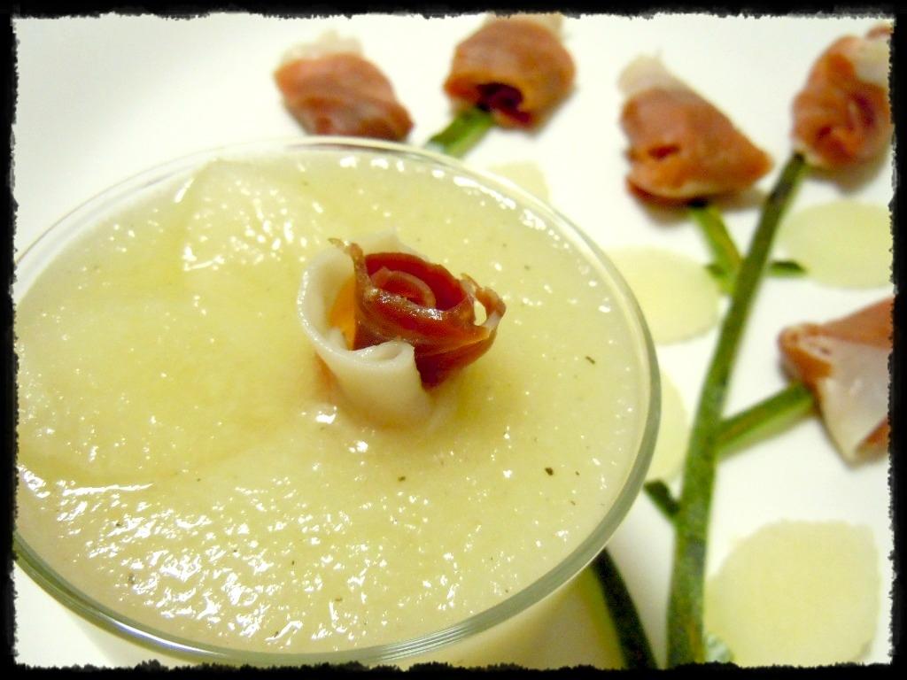 Sopa fría de Melón y rosas de jamón