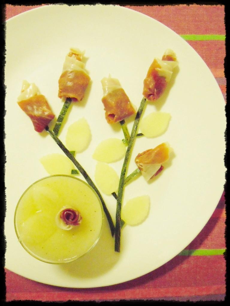 Sopa fría de Melón y rosas de jamón