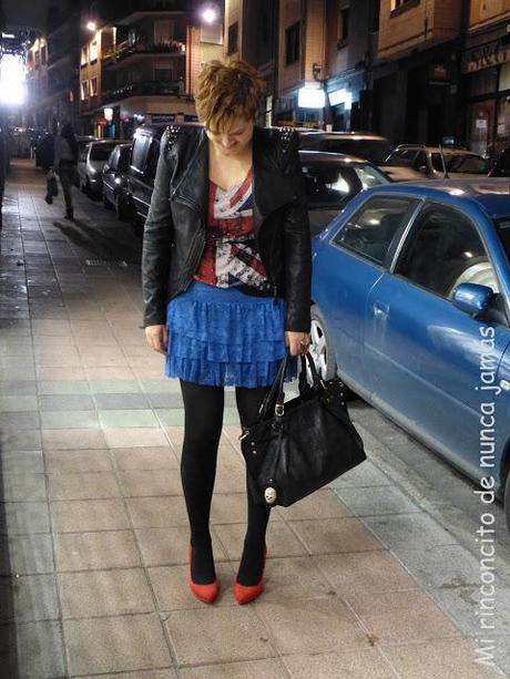 Como combinar y elegir chaquetas de entretiempo. Mis opciones, americana, chaqueta vaquera o chaqueta de cuero falda azul de volantes y chaqueta de cuero