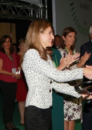 La Princesa Letizia, estilo en blanco y negro en un acto de la AACC