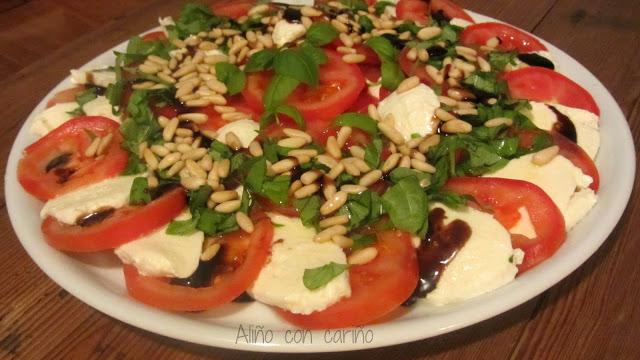 ENSALADA CAPRESE CON CREMA DE BALSÁMICO Y PIÑONES