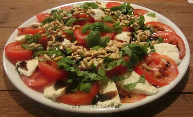 ENSALADA CAPRESE CON CREMA DE BALSÁMICO Y PIÑONES