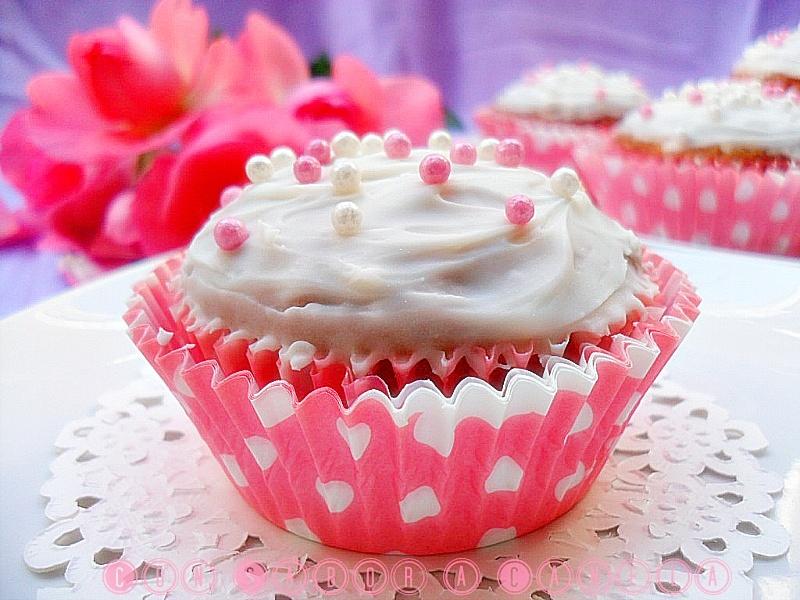 Magdalenas de queso y membrillo con cobertura de frosting de vainilla Kelmy