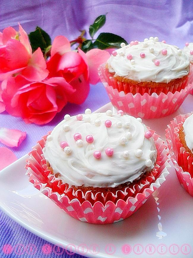 Magdalenas de queso y membrillo con cobertura de frosting de vainilla Kelmy