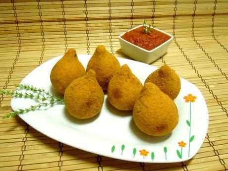 Coxinhas de Pollo con salsa de tomate picante Coxinhas de Pollo con salsa de tomate picante