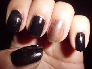 Negro con destellos y glitter dorado.