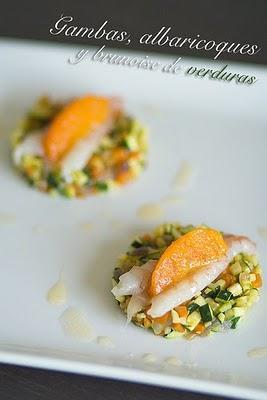 Gambas, albaricoques y brunoise de verduras