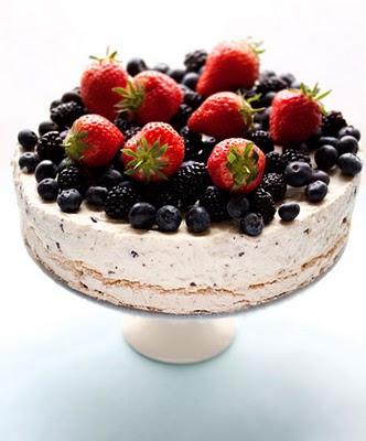 Tarta helada de merengue y frutas del bosque