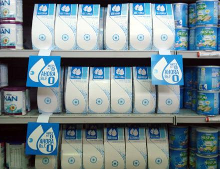 Envases de leche materna en los estantes de un supermercado de Venezuela