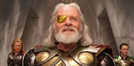 Ya sabemos el aspecto de Odín. Acompañado de sus hijos, Thor y Loki