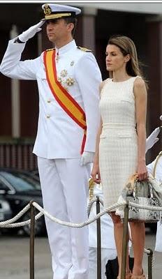 Los Príncipes de Asturias en la Escuela Naval de Marín. El look de Dña. Letizia