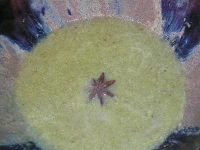 Sopa de verduras, anís estrella y curry