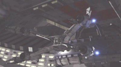 Captura del episodio que muestra un Starfury visto desde detrás y la derecha, junto al casco de la estación (encima suyo), y los propulsores derechos encendidos