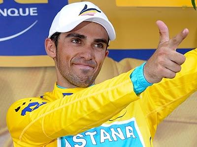 Contador se beneficia de una avería de Andy Schleck para hacerse con el maillot amarillo
