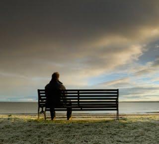 Estudios indican gente solitaria es más propensa a creer en 