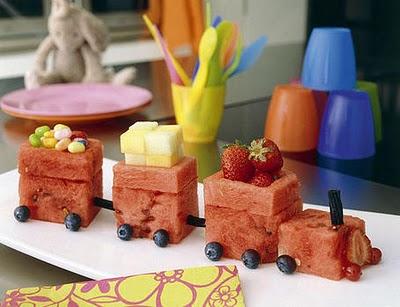 Tren de sandía con frutas y gominolas