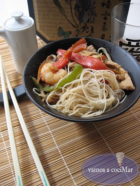 Fideos chinos fritos con cerdo y verduras