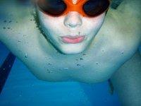 Ópticos aconsejan extremas las precauciones higiénicas a las personas con lentes de contacto en piscinas