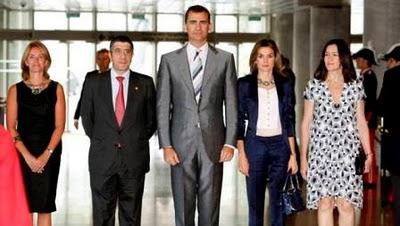 Los Príncipes de Asturias entregaron en Bilbao los Premios Nacionales de Cultura. El look de Dña. Letizia