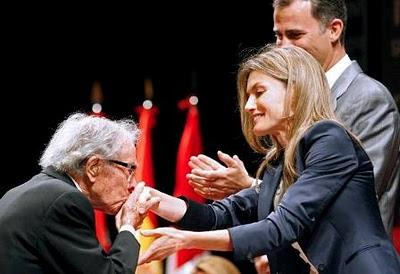 Los Príncipes de Asturias entregaron en Bilbao los Premios Nacionales de Cultura. El look de Dña. Letizia