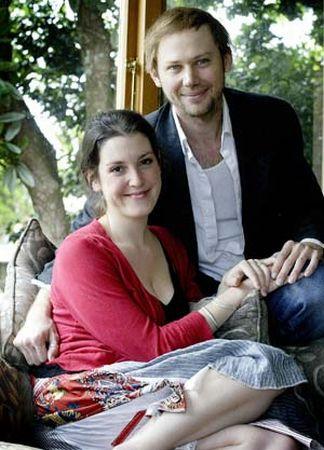 http://www.coolcelebs.org/images/melanie-lynskey-gets-hitched-to-beau-jimmi-simpson_14.jpg