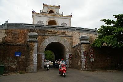 Hué y de fondo un