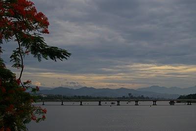 Hué y de fondo un