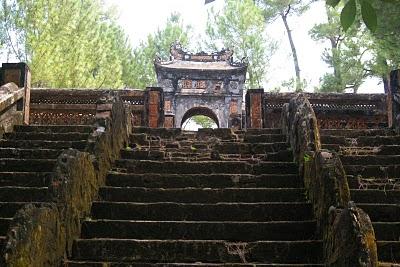 Hué y de fondo un