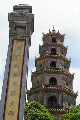 Hué y de fondo un