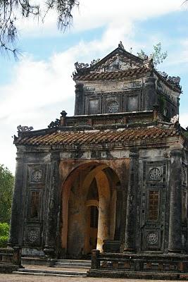 Hué y de fondo un