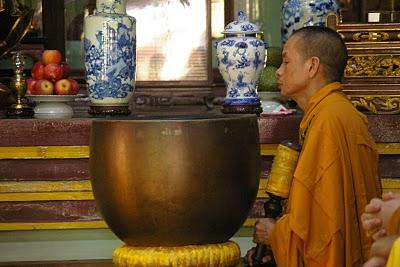 Hué y de fondo un