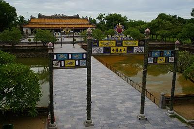 Hué y de fondo un